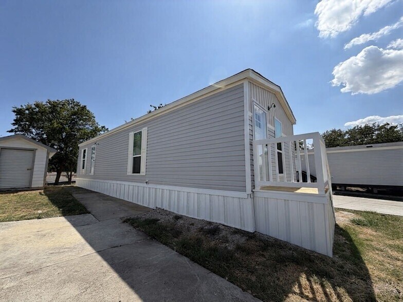 Building Photo - 709 N Collins Fwy