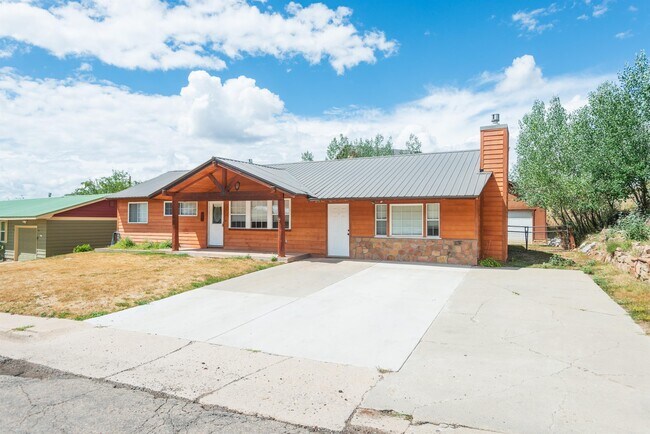 Building Photo - 307 N 3rd St