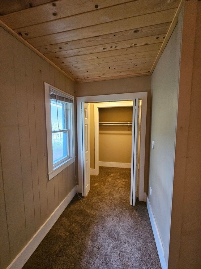 Building Photo - Large 2bd 1 ba House with tons of storage