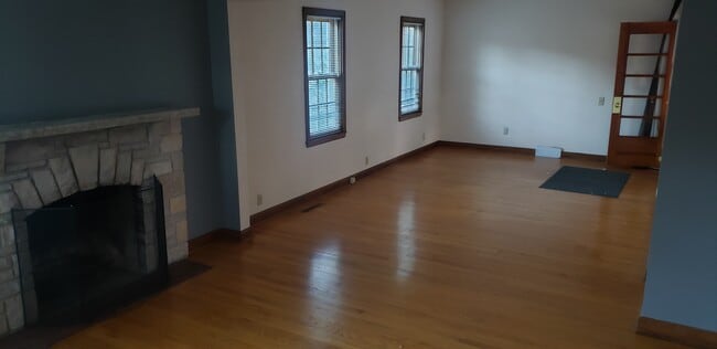 Living Room - 4101 Hillcrest Dr