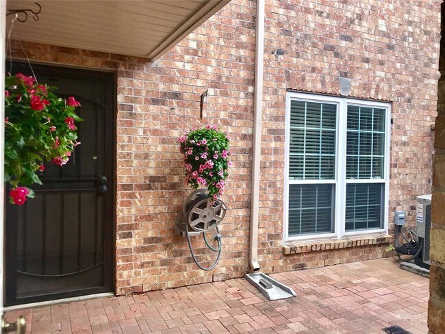 Building Photo - 600 Wilcrest Dr