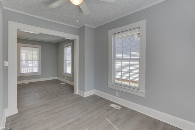 Building Photo - 2bedroom Townhouse Duplex- Huge Yard. May 1 move  in!!!