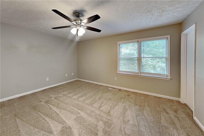 Building Photo - 4125 Inola Trail NE