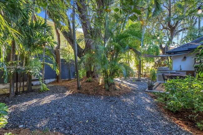 Building Photo - 8225 NE 8th Ct