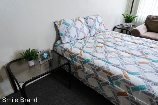 Building Photo - Studio, 1 bath Room For Rent - 510 E. Clark