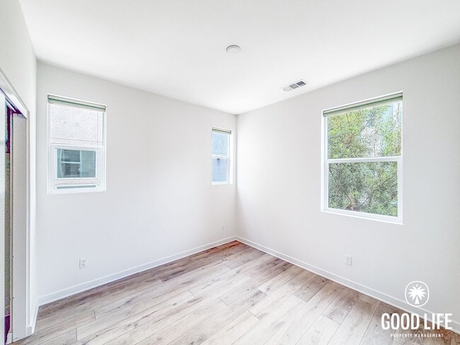 Building Photo - Modern 3BD/2.5BA Townhome in Mission Valley with Kitchen Island, Private Patio & 2-Car Garage