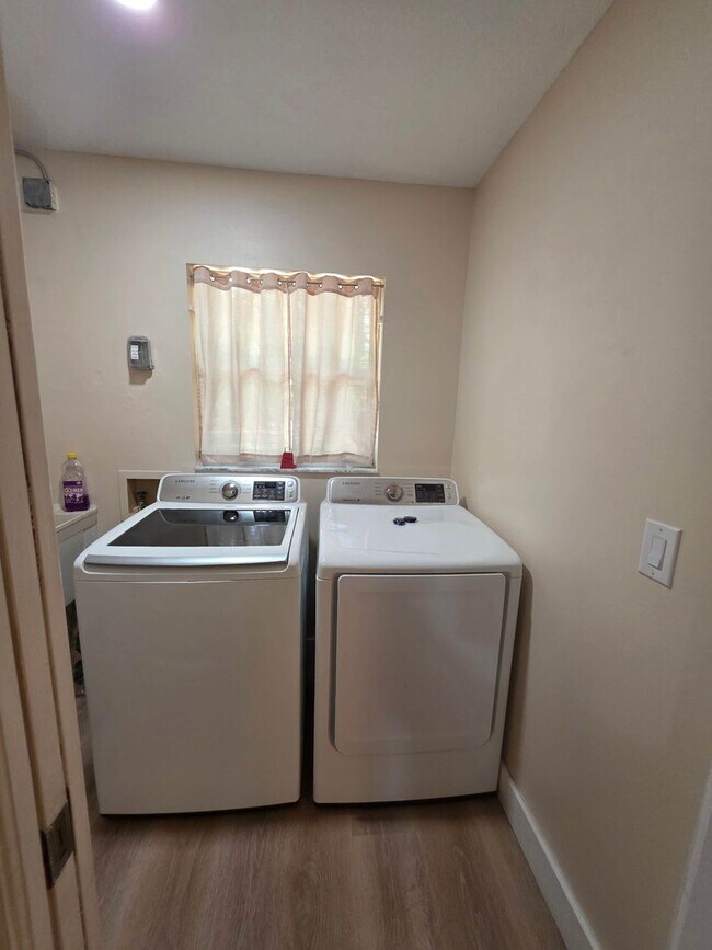 Building Photo - 3/2 Lake House