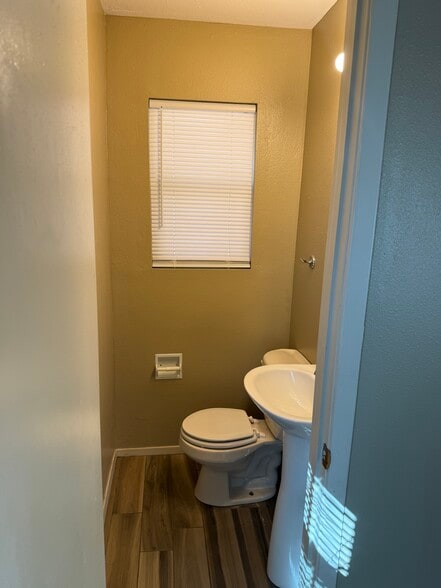 1/2 bath - 1001 Westview Dr