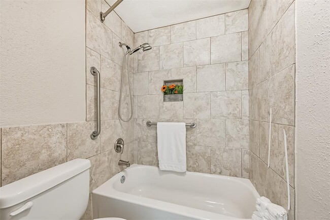 Building Photo - 2255 Braeswood Park Dr