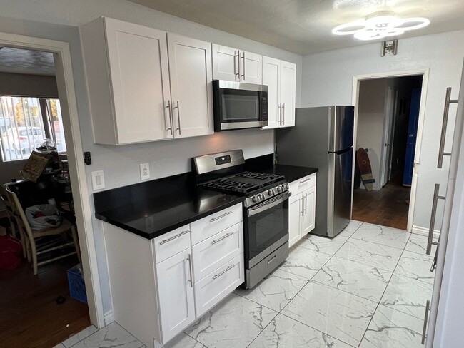 Huge 2 story 8 bed room Home: a hop and a skip from SDSU! You will never be late to class! - Huge 2 story 8 bed room Home: a hop and a skip from SDSU!  You will never be late to class!