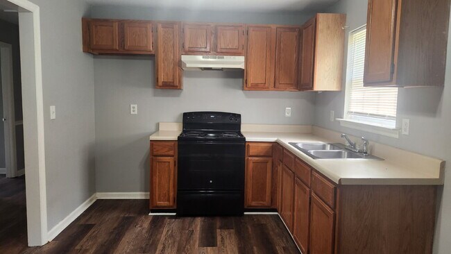 Building Photo - Refreshed 2BR/1BA duplex apartment for rent!
