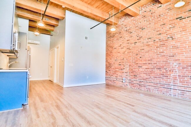 Building Photo - 63 Melcher St