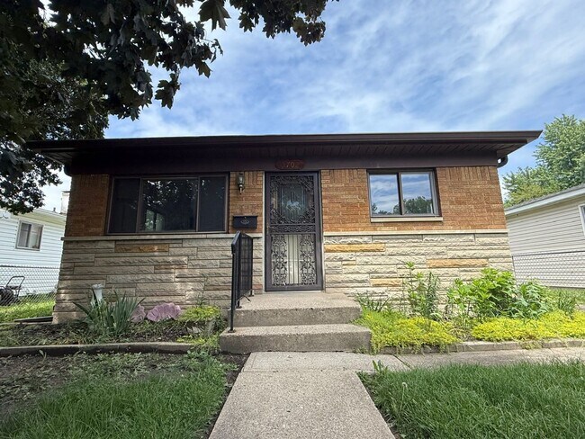 Building Photo - Spacious three bedroom one bath located on the southside.