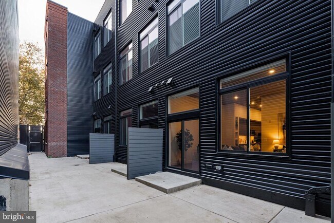 Building Photo - 525 N 41st St