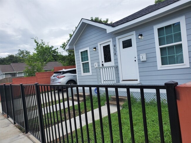 Primary Photo - 914 E 32nd St