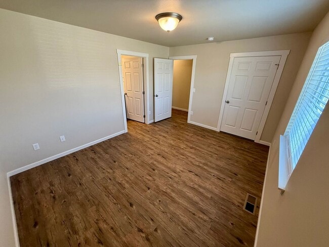 Building Photo - 3 Bedroom Charming Duplex