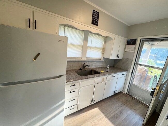 Building Photo - 2 bedroom 1 bathroom house for rent