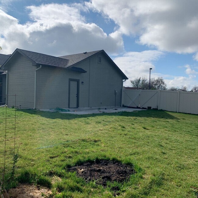 Building Photo - Desirable Home in Meridian with 3 Car Garage!