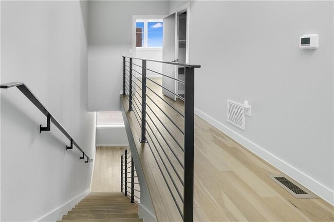 Building Photo - 2002 E 7th St