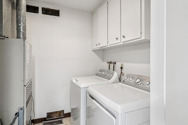 Building Photo - Luxury 3-Level Townhome in Highly Desirable Sharon Heights Neighborhood