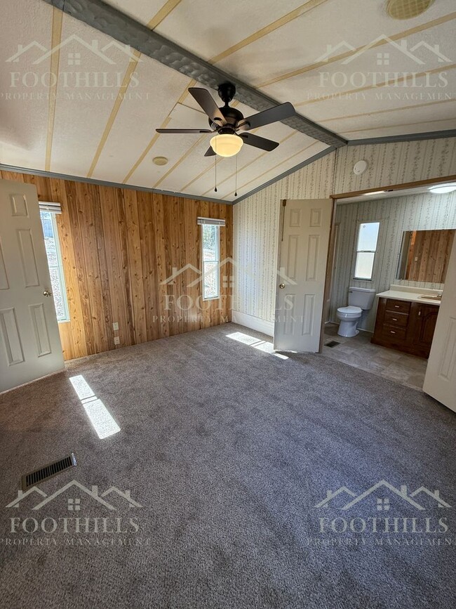 Building Photo - Bright and Cozy 2-Bed Home in Anderson!