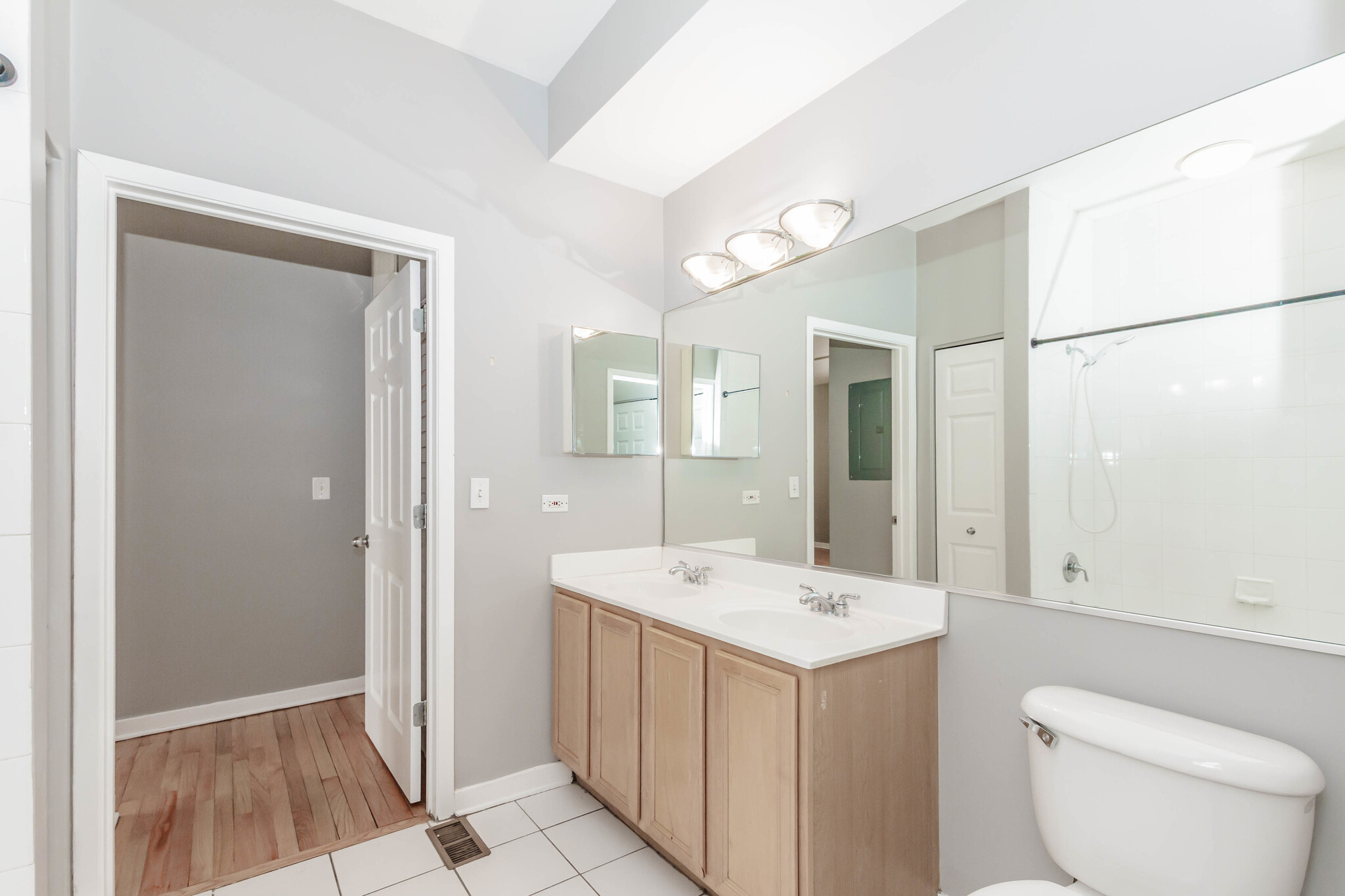 Bathroom - 1443 W Fillmore St