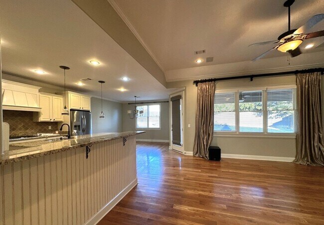 Building Photo - 5 Bedroom /4 Bath House in LAKELAND!!!
