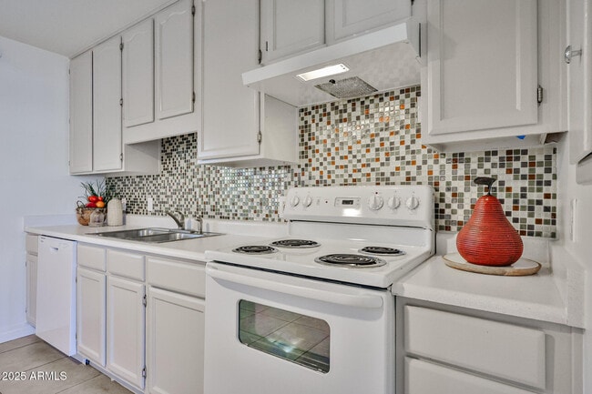 Building Photo - 2221 W Clarendon Ave