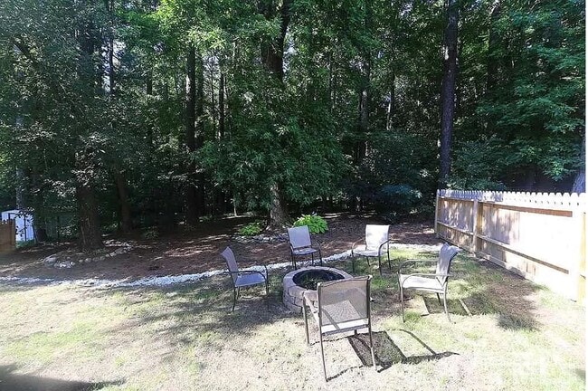 Building Photo - Charming 3 Bedroom w/2 Car Garage!