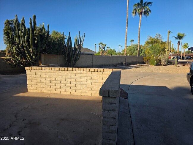 Building Photo - 570 N Villa Nueva Dr