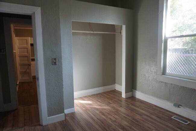 Building Photo - 968 W 500 S