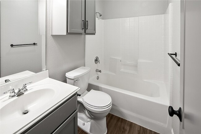 Building Photo - 916 Crested Point Dr