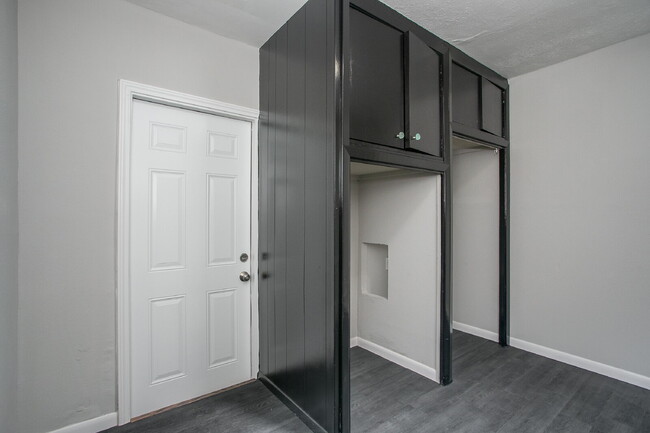 Building Photo - $500 Off Move In Special – First Month