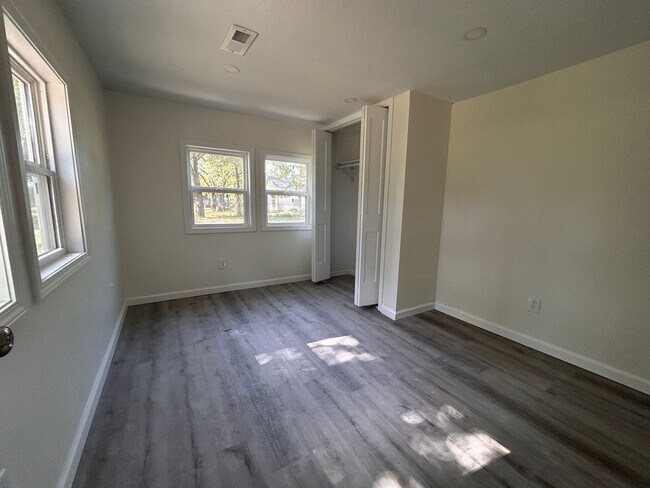 Building Photo - Renovated 3 Bed 1 Bath Home