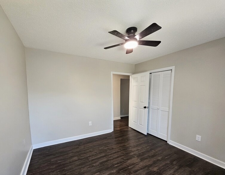 Building Photo - 2707 Little River Dr