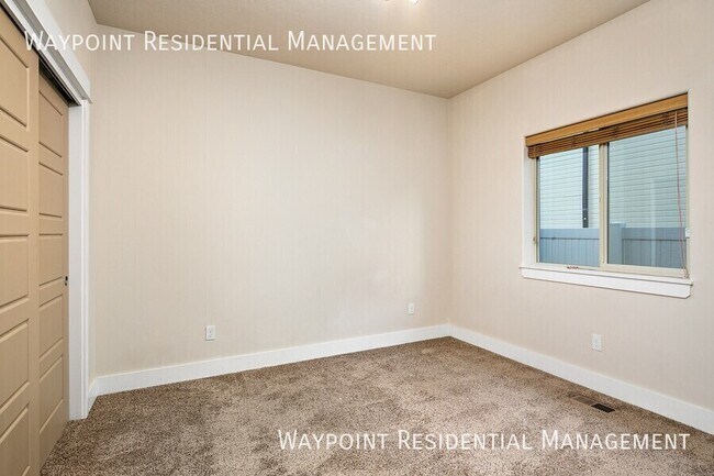 Building Photo - 2686 Vallin Ave N