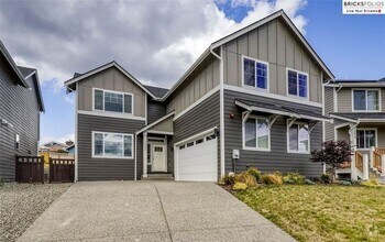Building Photo - Banyan Grove, Bremerton: Charming 4-Bedroo...