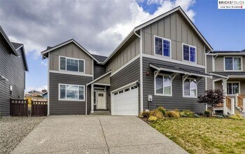 Building Photo - Banyan Grove, Bremerton: Charming 4-Bedroo...
