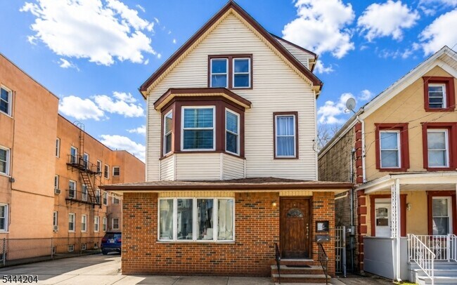 Building Photo - 138 E Jersey St