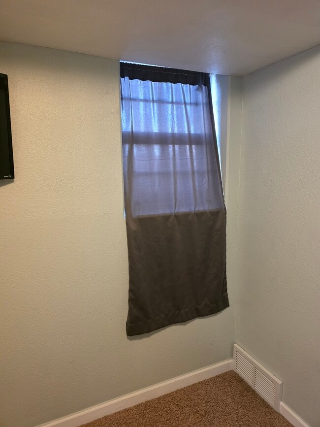 Building Photo - Oasis on F