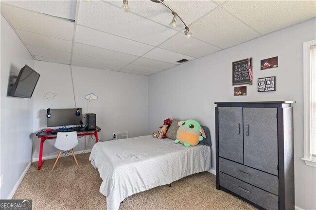 Building Photo - 2437 Pondside Pl NE