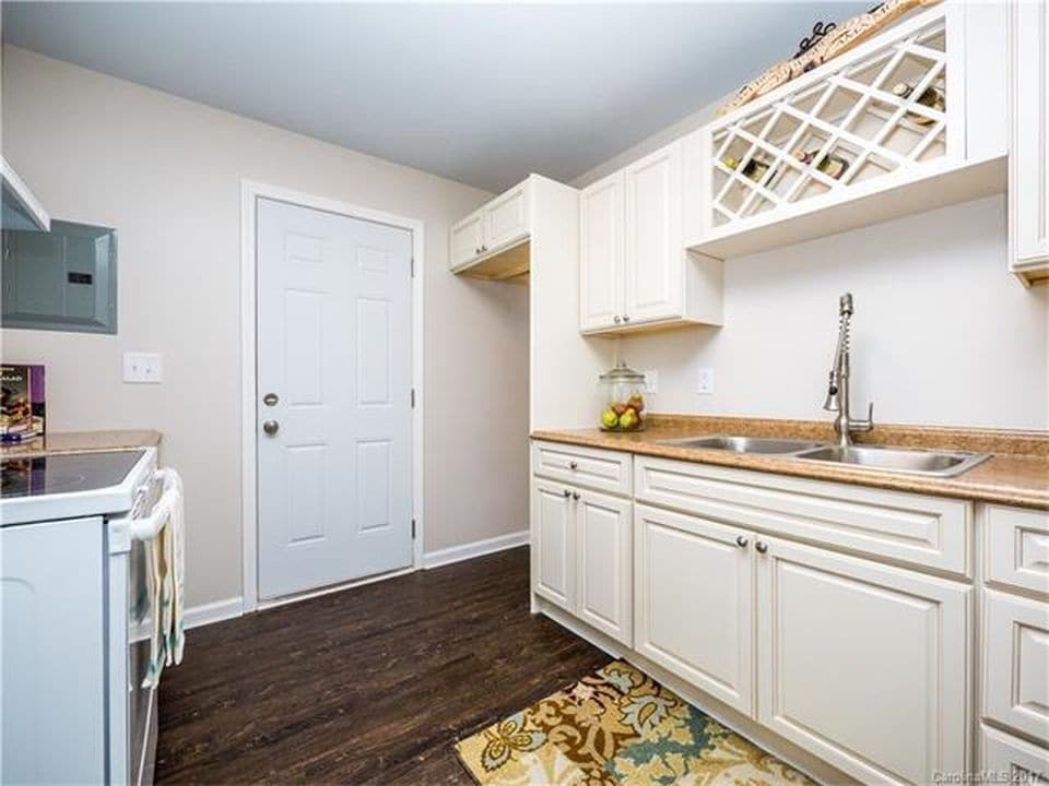 Building Photo - 305 S Spargo St