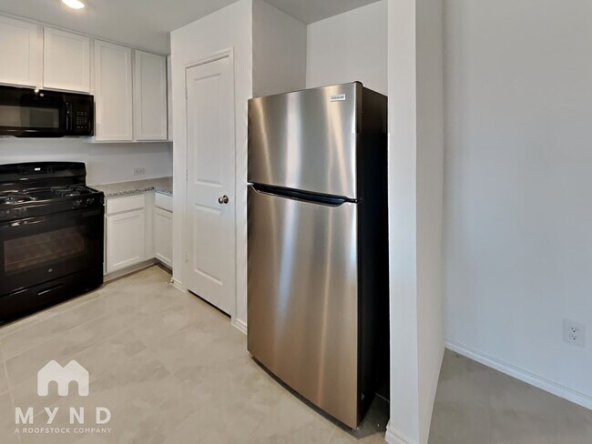 Building Photo - 1837 Lotus St