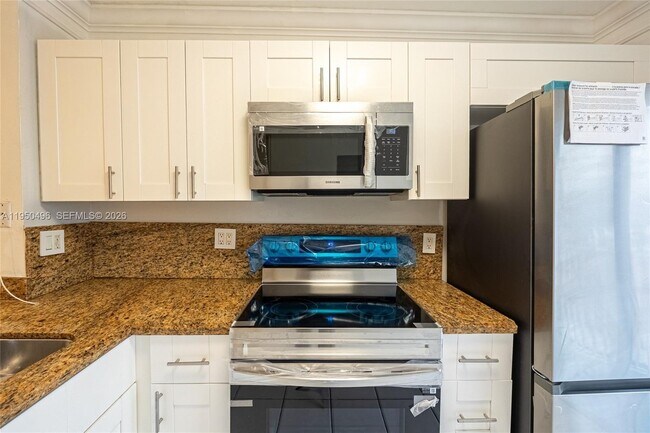 Building Photo - 2575 SW 27th Ave