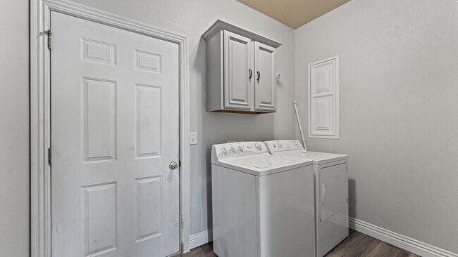 Building Photo - "Beautiful 3-Bedroom Haven with Fireplace ...