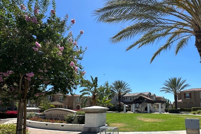 Building Photo - Modern Eastvale Home | 3 Bed | 2.5 Bath | 2-Car Garage | Pool & Gym | Solar Panels