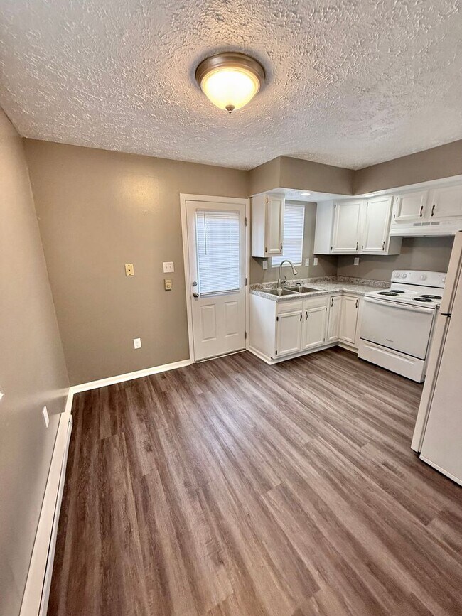 Building Photo - Duplex/ 2 -2 bedroom 1 bath with detached garage
