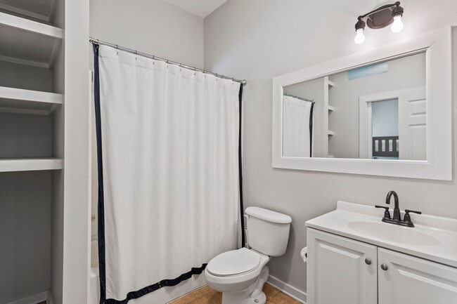 Building Photo - Newly renovated! Live the Grayt life in th...