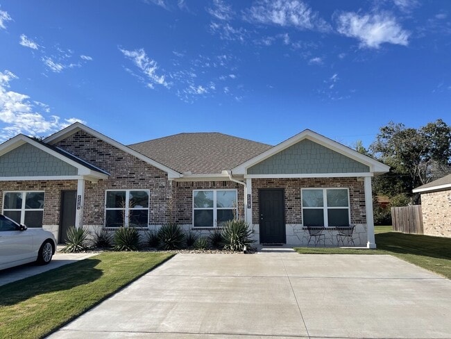 Building Photo - 3301 Belmont Dr