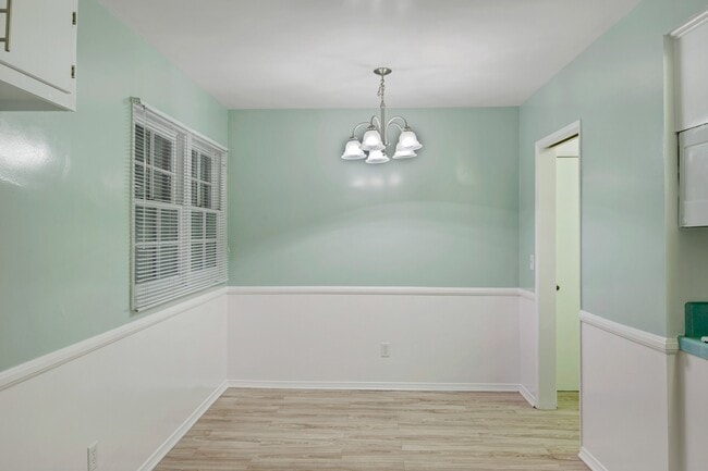 Building Photo - Charming Single-Story Pool Home in Prime Northridge Location